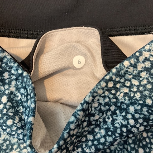 SALE! Lululemon Teal and White Inspire Tight Leggings - Picture 9 of 12